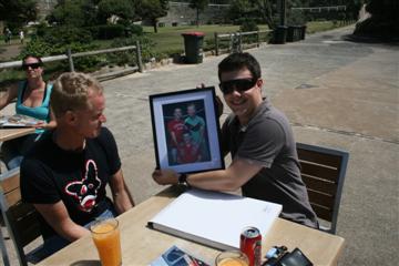 Op het strand van Tamarama krijgt Lex de afscheidsfoto van Marc en Tim.